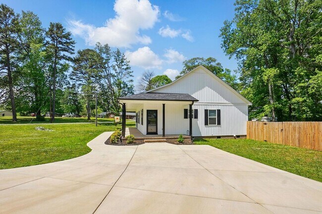 Building Photo - Mount Holly 3 Bedroom Ranch w/ Fenced in B...