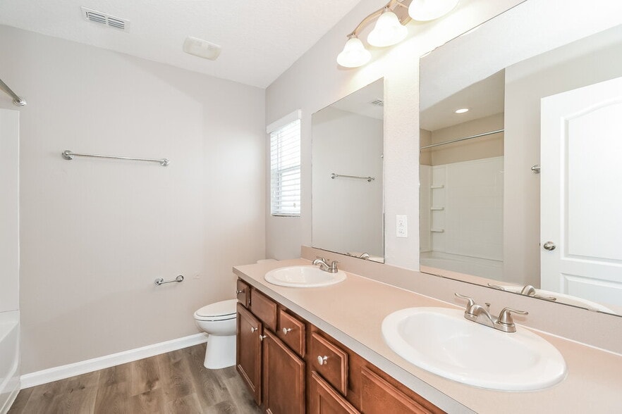 Building Photo - 95339 Mistwood Ct