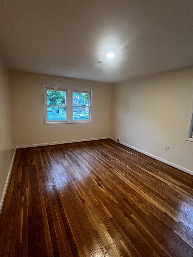 Building Photo - 2404 Darrow St