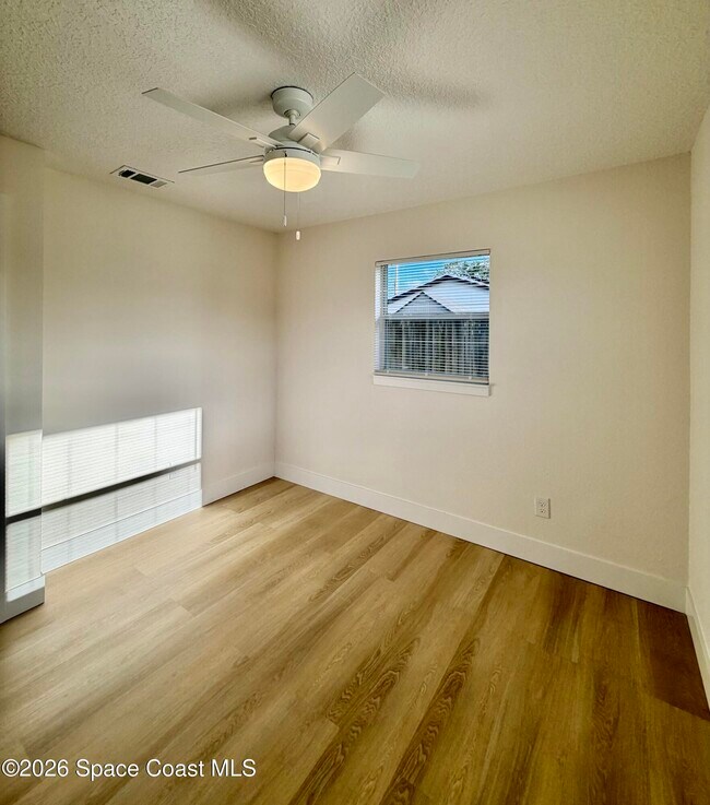 Building Photo - 557 Chantilly Dr