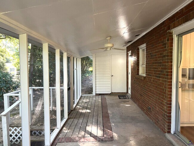 Building Photo - 4693 Twin Oak Dr