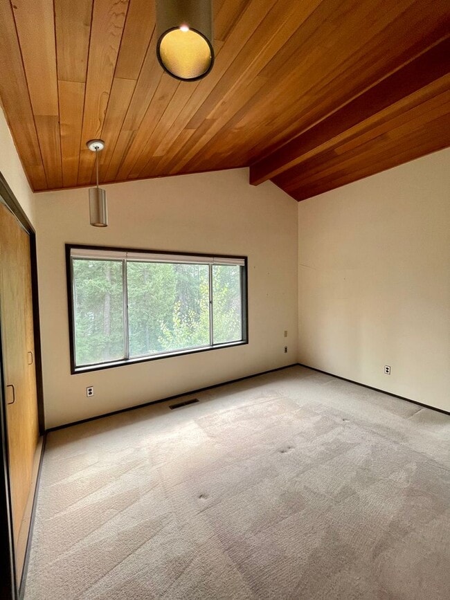 Building Photo - Country Living within one mile to town