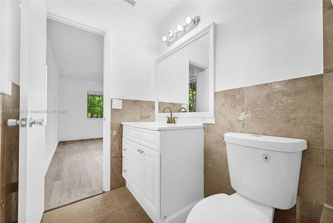 Building Photo - 453 Lakeview Dr