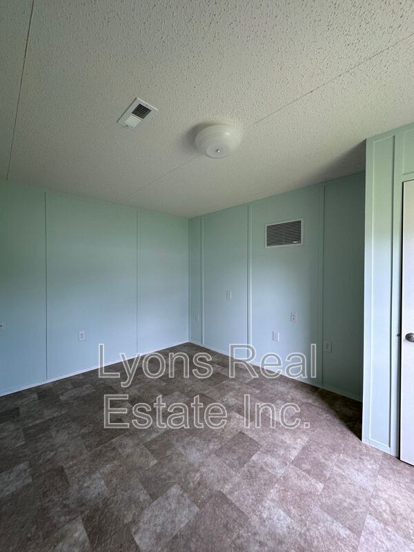 Building Photo - 8086 Heck Dr