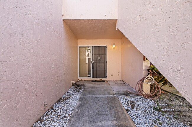 Building Photo - 9 Deer Creek Rd