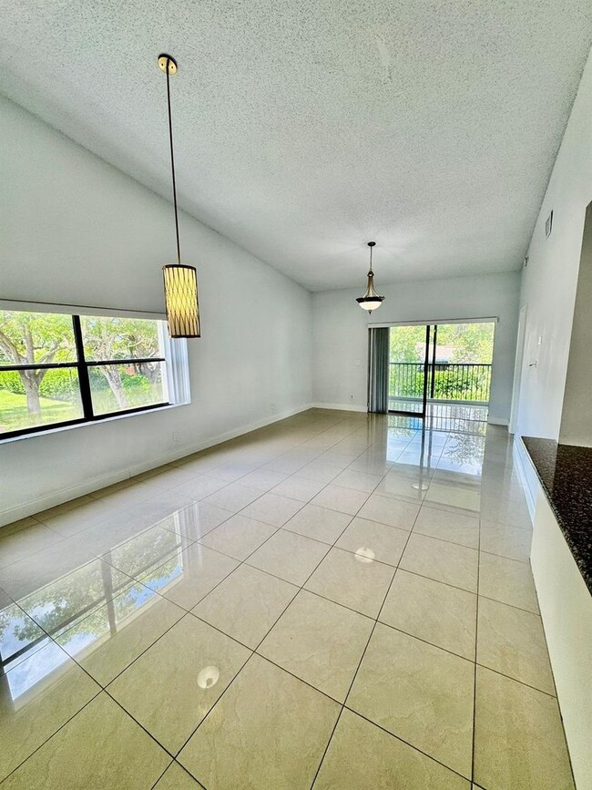 Building Photo - 9657 Riverside Dr