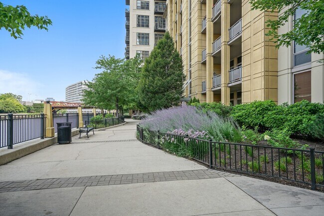 Building Photo - 700 N Larrabee St