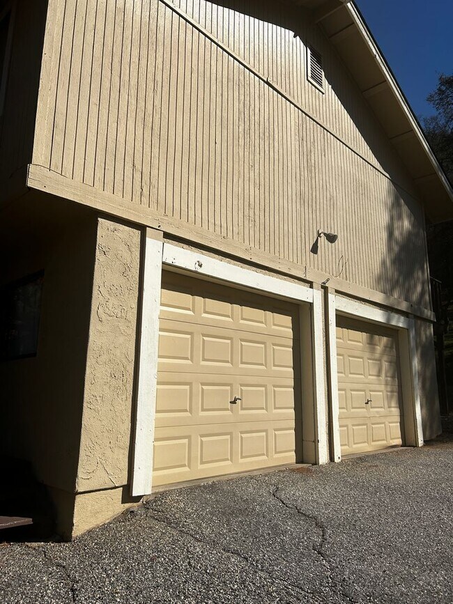 Building Photo - Lake of the Pines 3/2