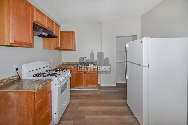 Building Photo - 2862 Highland Pl