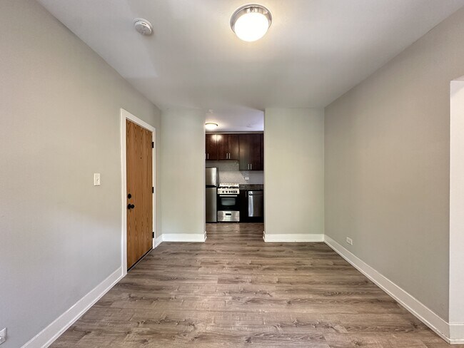 Building Photo - 436 W Belden Ave