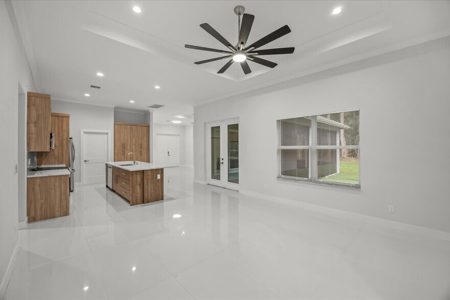 Building Photo - 419 SW Namoit Pl