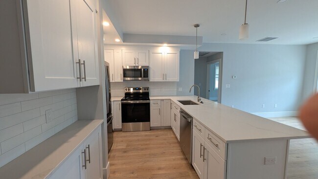 Building Photo - 128 Kenrick St