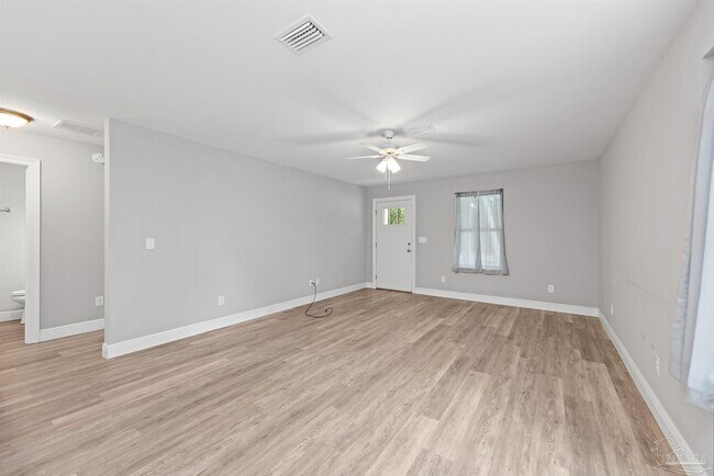 Building Photo - 3611 Stonewall Ave
