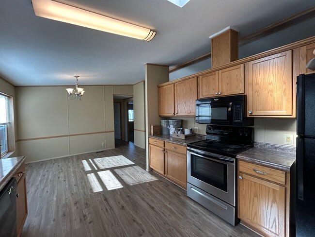 Building Photo - 3 Bedroom / 2 Bath Home in SE Redmond