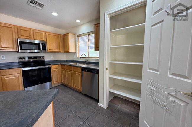 Building Photo - 3Bed/2Bath House in Avondale! Ready for Immediate Move-In! – RV GATE!