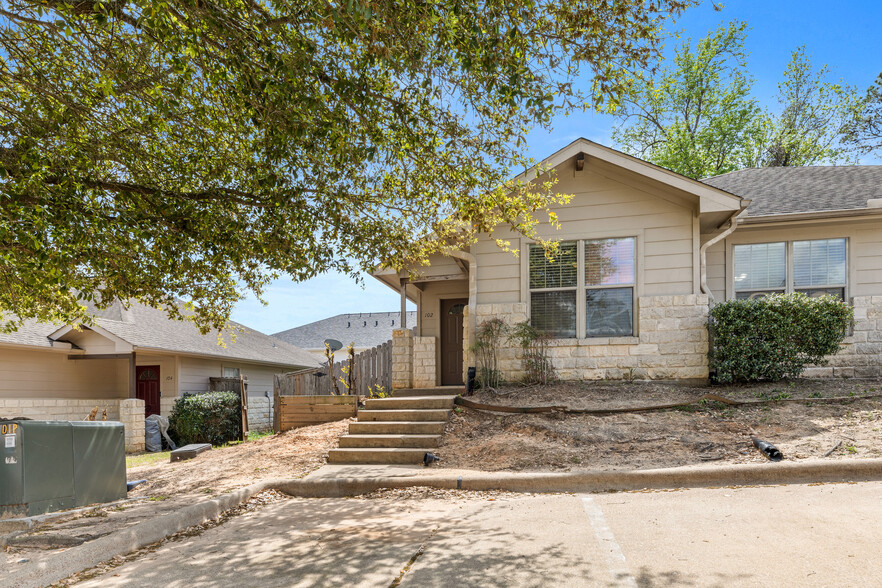 Primary Photo - 102 Sendero Dr