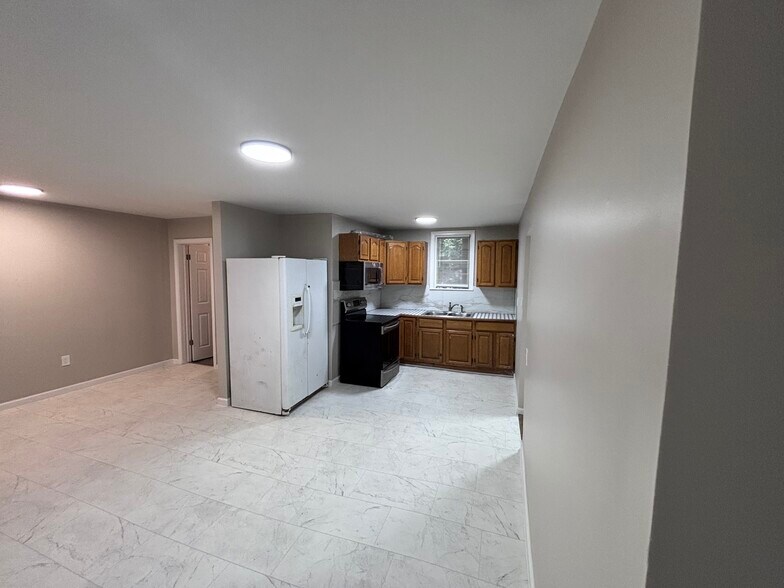 Kitchen - 25 Boswell Ave