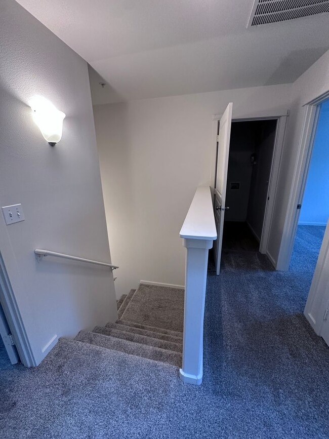 Building Photo - Newly Updated 3 Bedroom Available 12/1