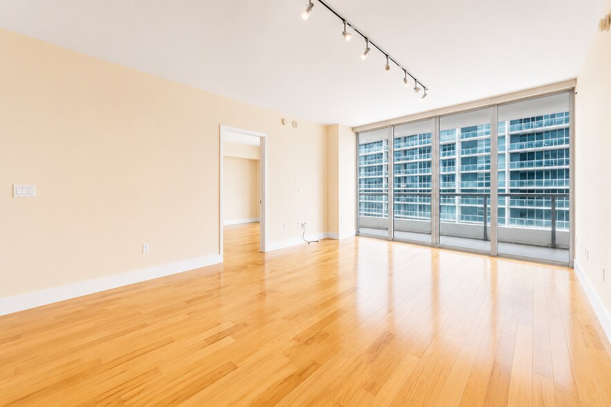 Building Photo - 475 Brickell Ave