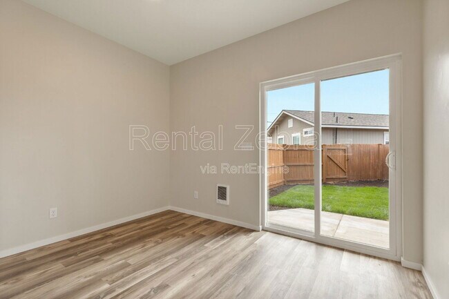 Building Photo - 1682 SW Salmon Ave