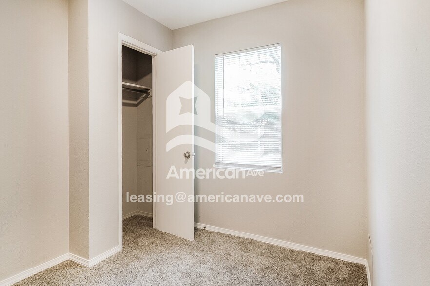 Building Photo - 143 W 50th Pl N