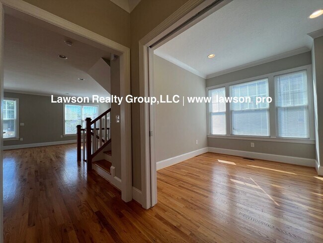 Building Photo - Upscale Three Bedroom in Colonial Green with Garage