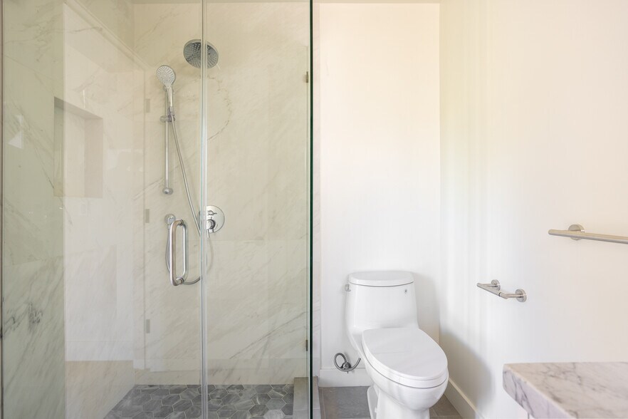 Building Photo - 456 N Poinsettia Pl