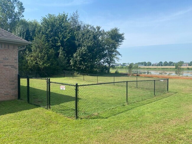 Building Photo - Cute 3 Bedroom Home on Lake Bentonville!