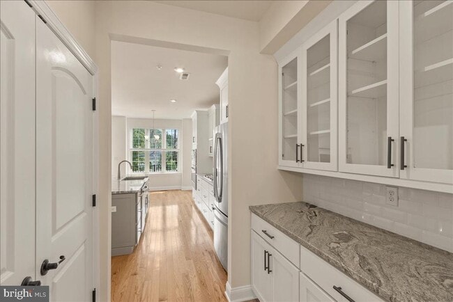 Building Photo - 264 W Ashland St