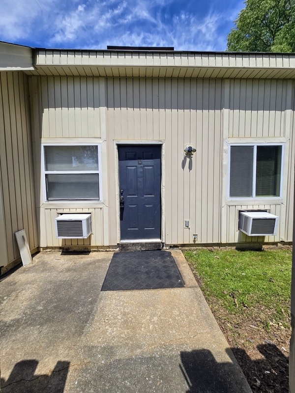 Building Photo - 3703 Squaw Valley Dr SW
