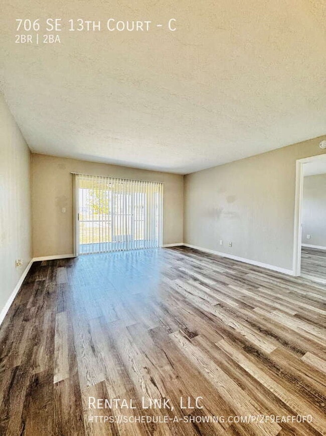 Building Photo - 706 SE 13th Ct