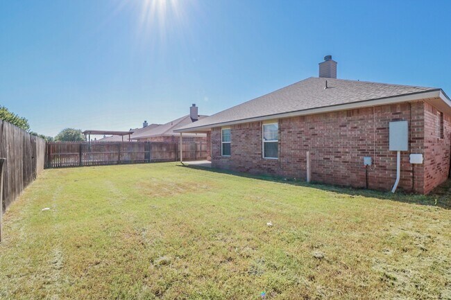 Building Photo - 4Bed/2Bath Available 11/10 !