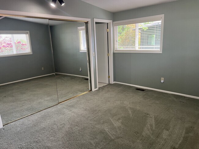 Building Photo - 11820 NW Marylee Ct