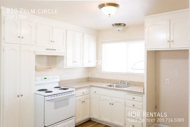 Building Photo - 810 Palm Cir