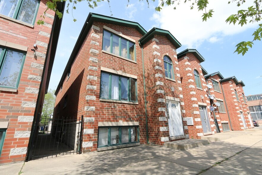 Building Photo - 2708 W 37th Plz