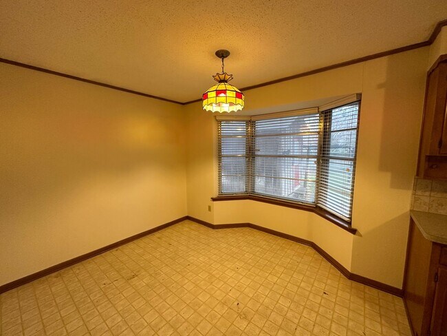 Building Photo - COMING SOON--Spacious 3 Bedroom 2 Bath Hom...