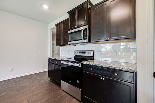 Building Photo - Stylish 4-Bed 2 Bath Ranch Home with Moder...