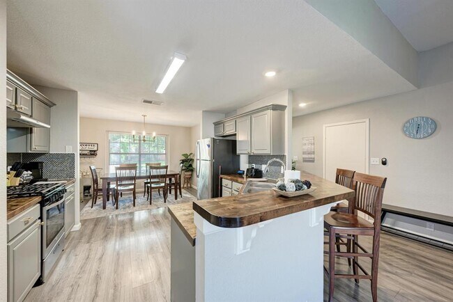 Building Photo - 2022 Balsam Way