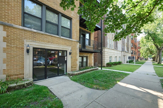Primary Photo - 5461 S Everett Ave