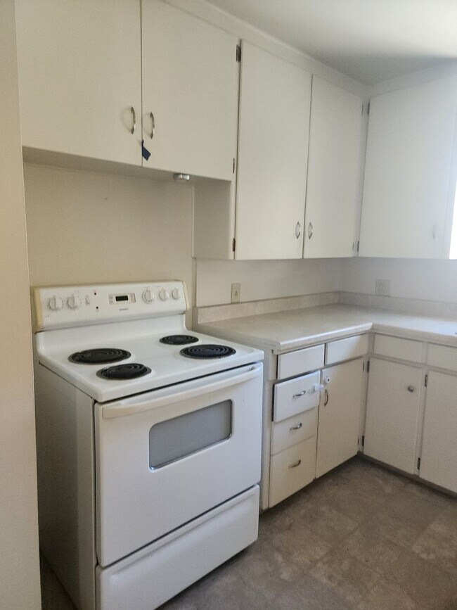 Building Photo - D821-823BA