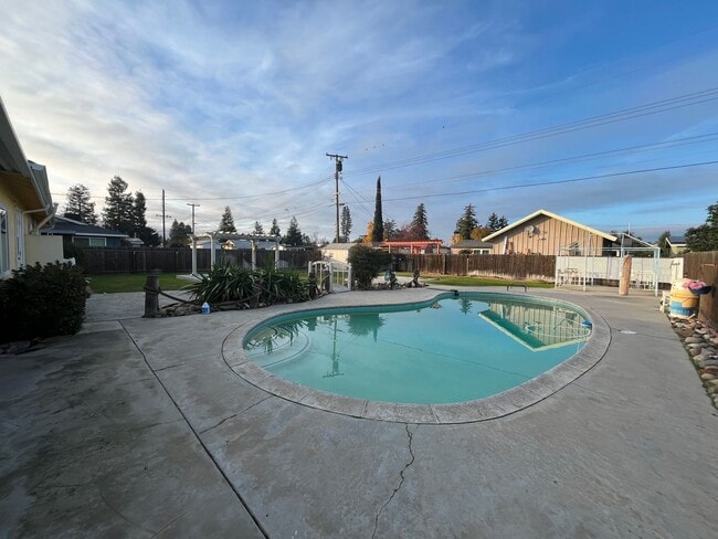 Building Photo - Cozy Home for rent in Tulare