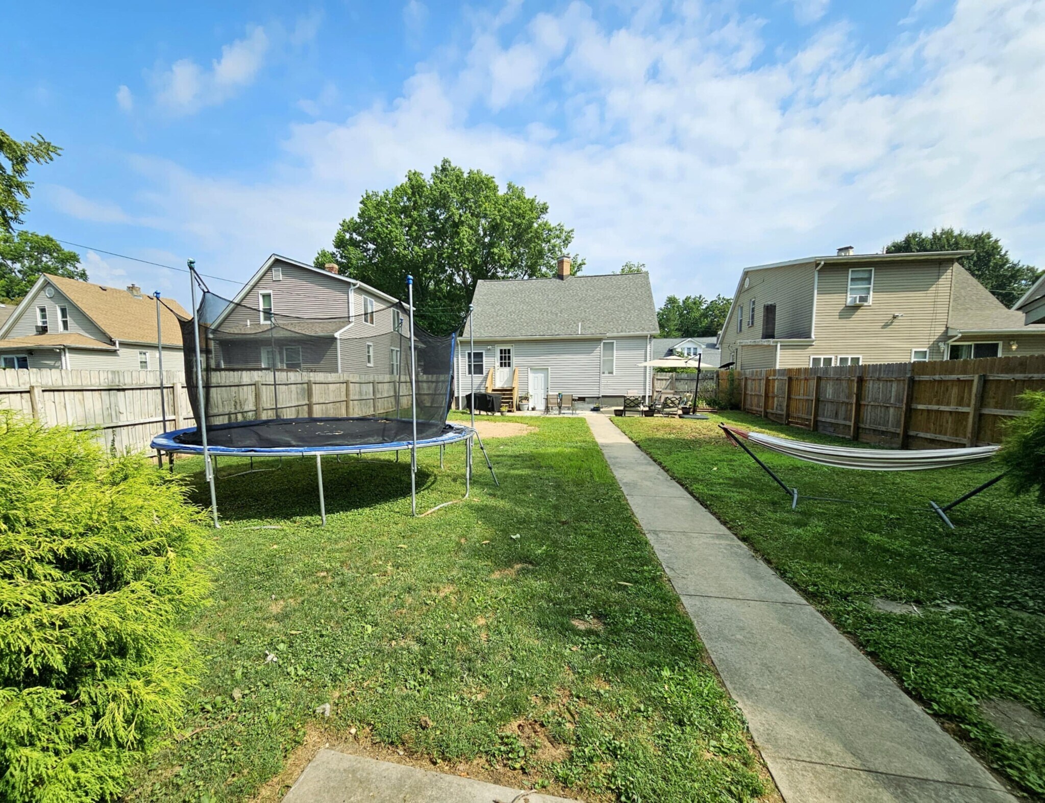 Building Photo - 730 Maple St
