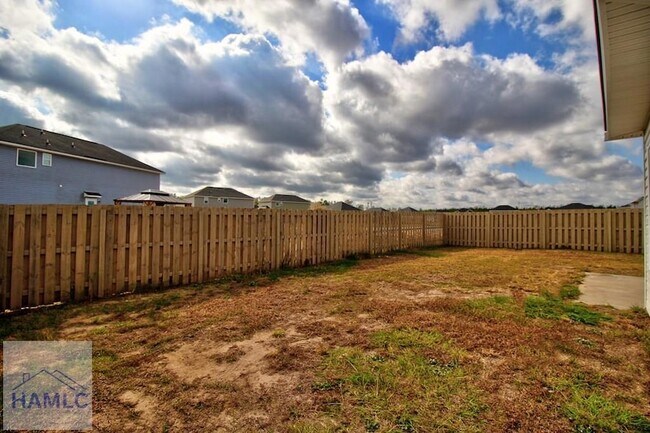 Building Photo - 302 Mcclelland Lp NE