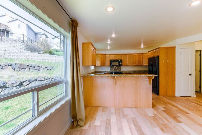 Building Photo - Beautiful 3 bed/2.5 bath single family hom...