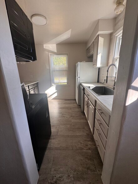 Building Photo - 412 Adams Ave