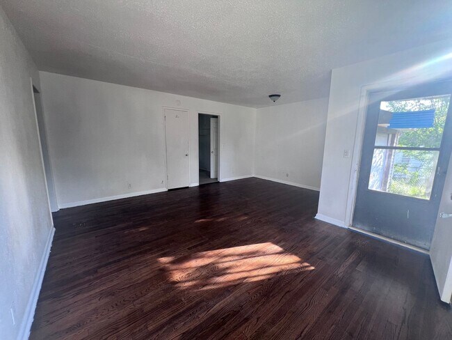 Building Photo - Home for rent close to Tinker AFB and I-240
