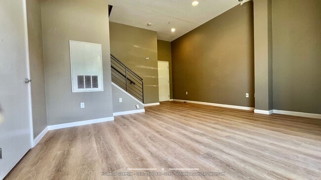 Building Photo - Stylish and modern loft-like 2 bedroom 2.5 bath condo in an urban oasis!