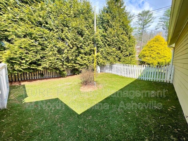 Building Photo - 277 Old Farm School Rd