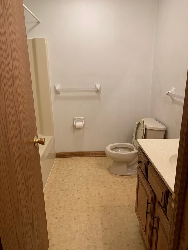 Full bath - 2901 Lena Ct