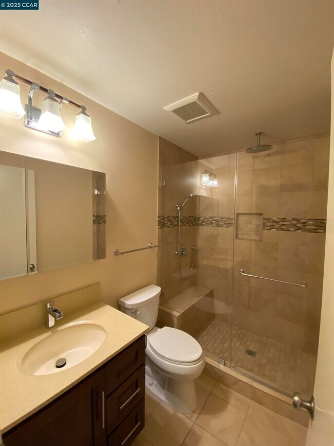 Building Photo - 1557 Siskiyou Dr